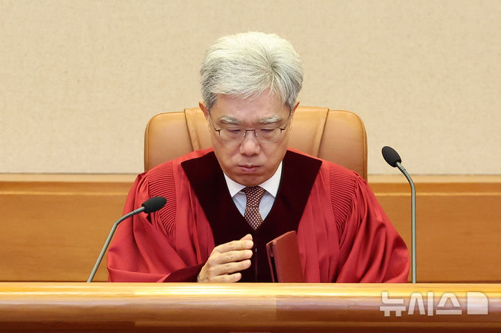 [서울=뉴시스] 조성우 기자 = 김상환 헌법재판소장이 27일 서울 종로구 헌법재판소에서 병역법 제76조 위헌확인 8월 심판사건에 대한 선고를 하기 위해 대심판정에 앉아 있다. 2026.08.27. xconfind@newsis.com