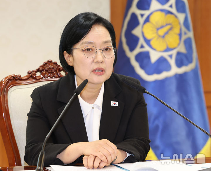 [서울=뉴시스] 조수정 기자 = 한성숙 국무총리가 27일 오후 서울 종로구 정부서울청사에서 데이터관계장관회의를 주재하고 있다. 2026.08.27. chocrystal@newsis.com