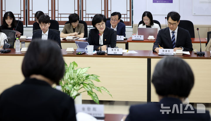[서울=뉴시스] 김선웅 기자 = 원민경 성평등가족부 장관이 지난 8월 27일 서울 종로구 정부서울청사에서 열린 '폭력 이후, 법원의 시간-젠더폭력 사건의 양형 기준과 판결을 들여다보다' 포럼에서 인사말을 하고 있다. 2026.08.27. mangusta@newsis.com
