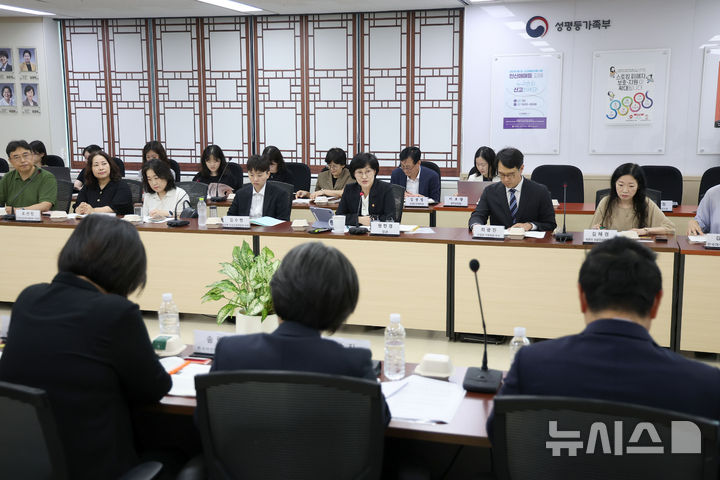 [서울=뉴시스] 김선웅 기자 = 원민경 성평등가족부 장관이 27일 서울 종로구 정부서울청사에서 열린 '폭력 이후, 법원의 시간-젠더폭력 사건의 양형 기준과 판결을 들여다보다' 포럼에서 인사말을 하고 있다. 2026.08.27. mangusta@newsis.com