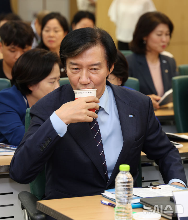 [서울=뉴시스] 김근수 기자 = 조국 조국혁신당 혁신지원정책연구원장이 27일 오후 서울 여의도 국회 의원회관에서 열린 혁신정책연구원 불평등 해법 연속토론회에서 물을 마시고 있다. 2026.08.27. ks@newsis.com