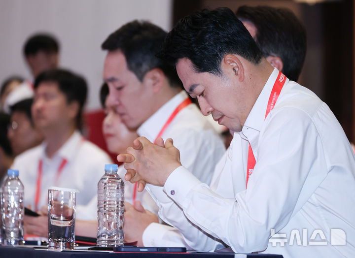 [고양=뉴시스] 최진석 기자 = 장동혁 국민의힘 대표가 27일 경기 고양시 소노캄 고양에서 열린 2026 국민의힘 국회의원 연찬회에서 생각에 잠겨 있다. 2026.08.27. myjs@newsis.com