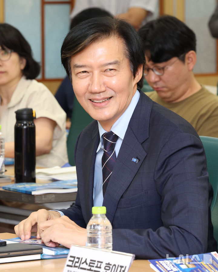 [서울=뉴시스] 김근수 기자 = 조국 조국혁신당 혁신지원정책연구원장이 27일 오후 서울 여의도 국회 의원회관에서 열린 혁신정책연구원 불평등 해법 연속토론회에 참석해 있다. 2026.08.27. ks@newsis.com