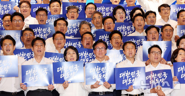 [인천=뉴시스] 고범준 기자 = 김민석 더불어민주당 대표, 한병도 원내대표 등 참석 의원들이 27일 인천 인스파이어 호텔에서 열린 2026년 더불어민주당 정기국회 대비 국회의원 워크숍에서 기념촬영을 하고 있다. 2026.08.27. bjko@newsis.com