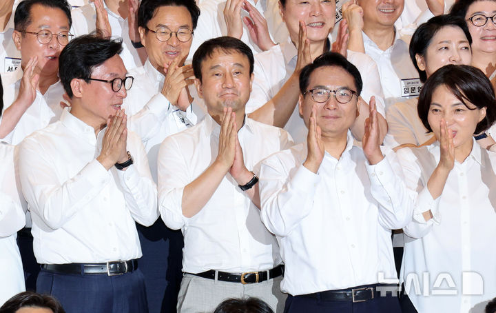 [인천=뉴시스] 고범준 기자 = 김민석 더불어민주당 대표, 한병도 원내대표 등 참석 의원들이 27일 인천 인스파이어 호텔에서 열린 2026년 더불어민주당 정기국회 대비 국회의원 워크숍에서 기념촬영을 하고 있다. 2026.08.27. bjko@newsis.com