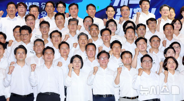[인천=뉴시스] 고범준 기자 = 김민석 더불어민주당 대표, 한병도 원내대표 등 참석 의원들이 27일 인천 인스파이어 호텔에서 열린 2026년 더불어민주당 정기국회 대비 국회의원 워크숍에서 기념촬영을 하고 있다. 2026.08.27. bjko@newsis.com