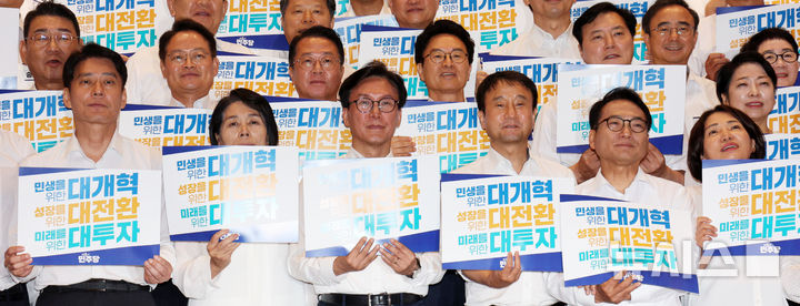 [인천=뉴시스] 고범준 기자 = 김민석 더불어민주당 대표, 한병도 원내대표 등 참석 의원들이 27일 인천 인스파이어 호텔에서 열린 2026년 더불어민주당 정기국회 대비 국회의원 워크숍에서 기념촬영을 하고 있다. 2026.08.27. bjko@newsis.com