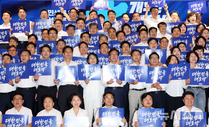 [인천=뉴시스] 고범준 기자 = 김민석 더불어민주당 대표, 한병도 원내대표 등 참석 의원들이 27일 인천 인스파이어 호텔에서 열린 2026년 더불어민주당 정기국회 대비 국회의원 워크숍에서 기념촬영을 하고 있다. 2026.08.27. bjko@newsis.com