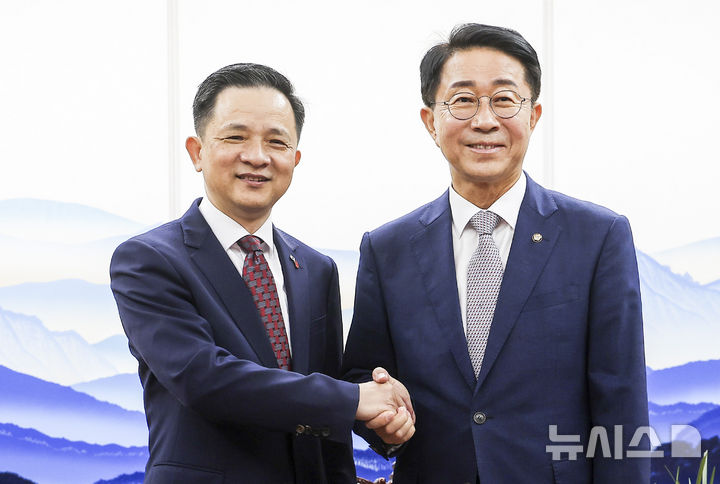 [서울=뉴시스] 정병혁 기자 = 조정식 국회의장이 27일 서울 여의도 국회에서 다이빙 주한중국대사와 만나 기념촬영을 하고 있다. 2026.08.27. jhope@newsis.com