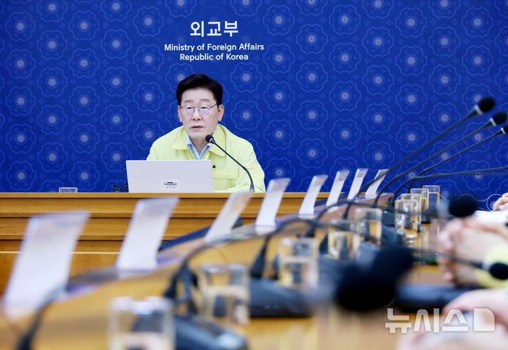 [서울=뉴시스] 김진아 기자= 이재명 대통령이 27일 외교부에서 열린 네팔 홍수 관련 우리 국민 피해 상황 대응 긴급회의에서 발언하고 있다. (청와대통신사진기자단) 2026.08.27. bluesoda@newsis.com