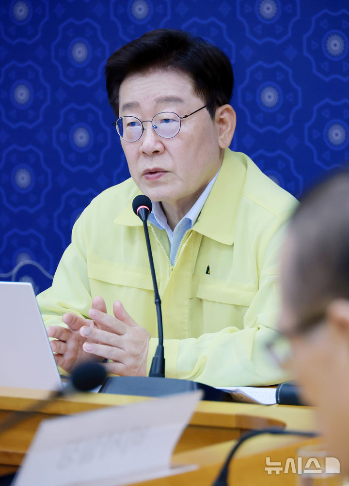 [서울=뉴시스] 김진아 기자= 이재명 대통령이 27일 외교부에서 열린 네팔 홍수 관련 우리 국민 피해 상황 대응 긴급회의에서 발언하고 있다. 조아름 주네팔 대사 대리가 화상으로 참석했다. (청와대통신사진기자단) 2026.08.27. bluesoda@newsis.com