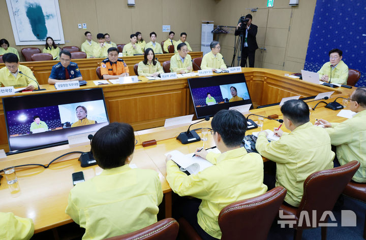[서울=뉴시스] 김진아 기자= 이재명 대통령이 27일 외교부에서 열린 네팔 홍수 관련 우리 국민 피해 상황 대응 긴급회의에서 발언하고 있다. 조아름 주네팔 대사 대리가 화상으로 참석했다. (청와대통신사진기자단) 2026.08.27. bluesoda@newsis.com