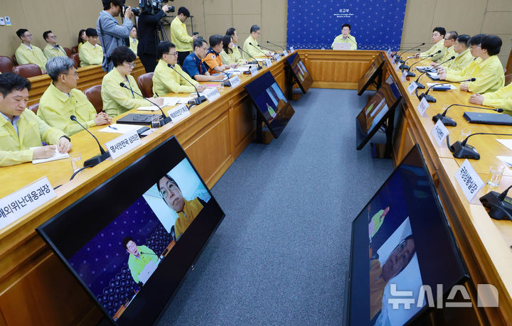 [서울=뉴시스] 김진아 기자= 이재명 대통령이 27일 외교부에서 열린 네팔 홍수 관련 우리 국민 피해 상황 대응 긴급회의에서 발언하고 있다. 조아름 주네팔 대사 대리가 화상으로 참석했다. (청와대통신사진기자단) 2026.08.27. bluesoda@newsis.com