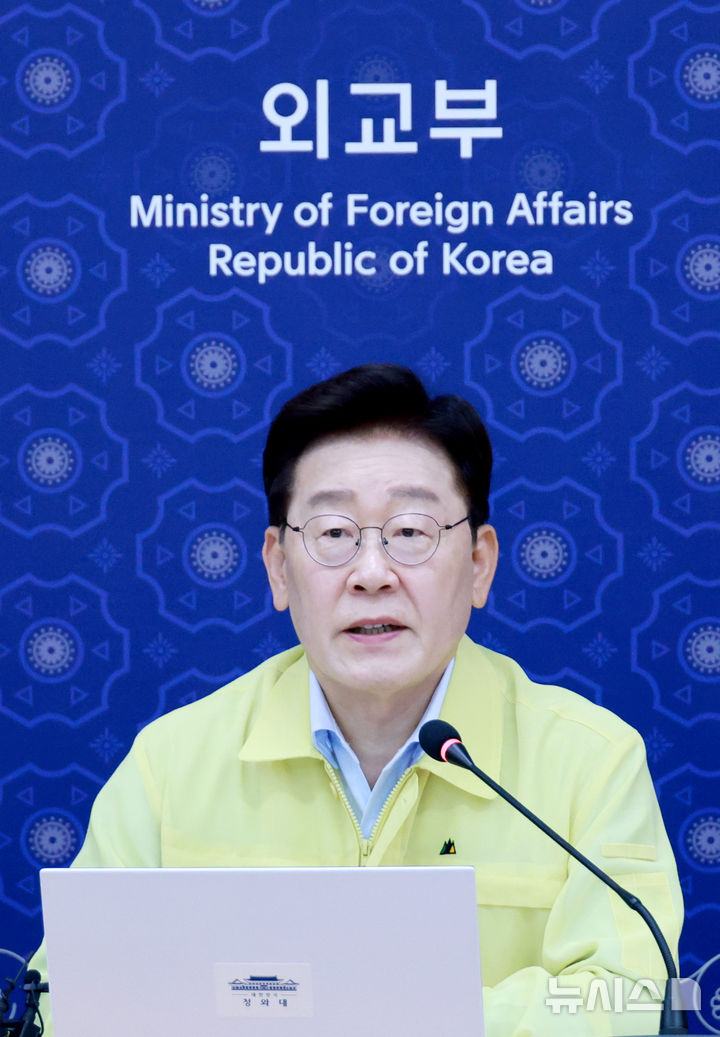 [서울=뉴시스] 김진아 기자= 이재명 대통령이 27일 외교부에서 열린 네팔 홍수 관련 우리 국민 피해 상황 대응 긴급회의에서 발언하고 있다. (청와대통신사진기자단) 2026.08.27. bluesoda@newsis.com
