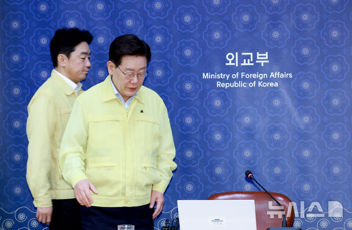 [서울=뉴시스] 김진아 기자= 이재명 대통령이 27일 외교부에서 열린 네팔 홍수 관련 우리 국민 피해 상황 대응 긴급회의에 입장하고 있다. (청와대통신사진기자단) 2026.08.27. bluesoda@newsis.com