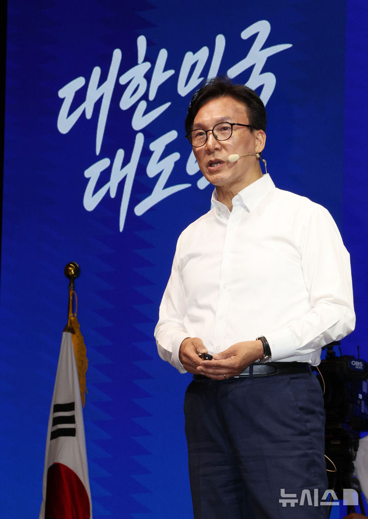 [인천=뉴시스] 고범준 기자 = 김민석 더불어민주당 대표가 27일 인천 인스파이어 호텔에서 열린 2026년 더불어민주당 정기국회 대비 국회의원 워크숍에서 강연을 하고 있다. 2026.08.27. bjko@newsis.com