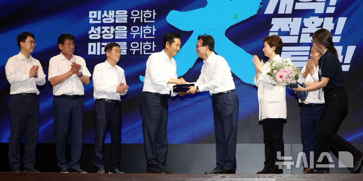 [인천=뉴시스] 고범준 기자 = 김민석 더불어민주당 대표가 27일 인천 인스파이어 호텔에서 열린 2026년 더불어민주당 정기국회 대비 국회의원 워크숍에서 정청래 전 대표에게 감사패를 전달하고 있다. 2026.08.27. bjko@newsis.com