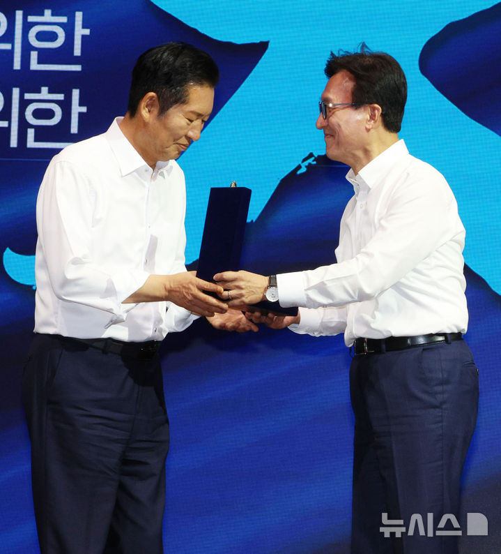 [인천=뉴시스] 고범준 기자 = 김민석 더불어민주당 대표가 27일 인천 인스파이어 호텔에서 열린 2026년 더불어민주당 정기국회 대비 국회의원 워크숍에서 정청래 전 대표에게 감사패를 전달하고 있다. 2026.08.27. bjko@newsis.com