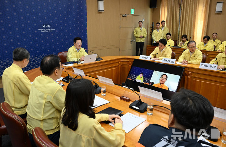 [서울=뉴시스] 김진아 기자= 이재명 대통령이 27일 외교부에서 열린 네팔 홍수 관련 우리 국민 피해 상황 대응 긴급회의에서 발언하고 있다. 조아름 주네팔 대사 대리가 화상으로 참석했다. (청와대통신사진기자단) 2026.08.27. bluesoda@newsis.com