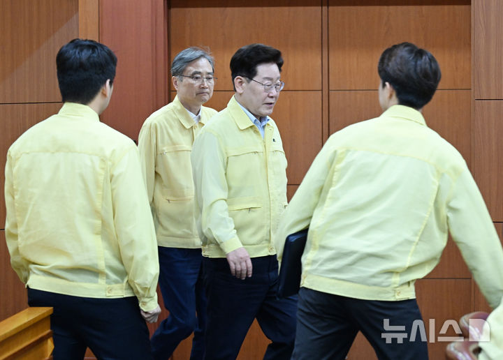[서울=뉴시스] 김진아 기자= 이재명 대통령이 27일 외교부에서 열린 네팔 홍수 관련 우리 국민 피해 상황 대응 긴급회의에 조현 외교부 장관과 입장하고 있다. (청와대통신사진기자단) 2026.08.27. bluesoda@newsis.com