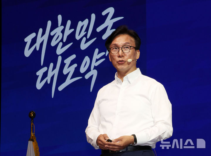 [인천=뉴시스] 고범준 기자 = 김민석 더불어민주당 대표가 27일 인천 인스파이어 호텔에서 열린 2026년 더불어민주당 정기국회 대비 국회의원 워크숍에서 강연을 하고 있다. 2026.08.27. bjko@newsis.com
