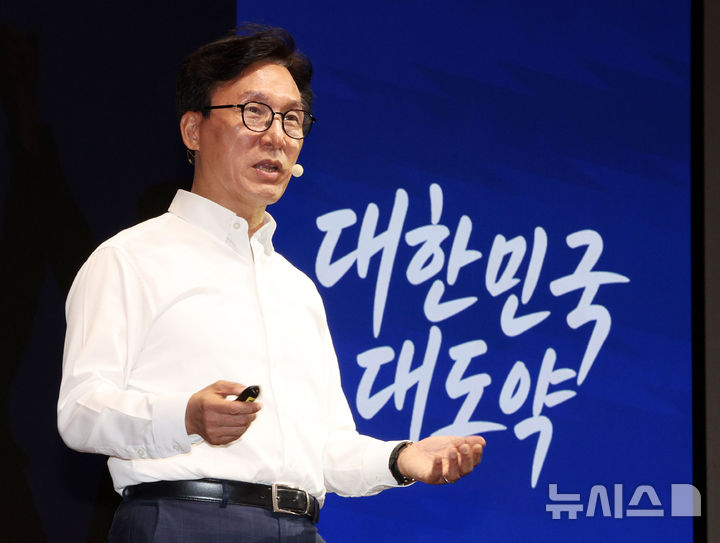 [인천=뉴시스] 고범준 기자 = 김민석 더불어민주당 대표가 27일 인천 인스파이어 호텔에서 열린 2026년 더불어민주당 정기국회 대비 국회의원 워크숍에서 강연을 하고 있다. 2026.08.27. bjko@newsis.com