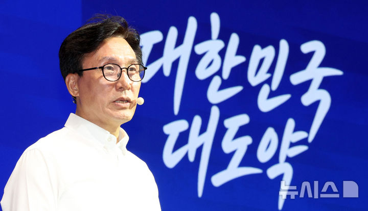 [인천=뉴시스] 고범준 기자 = 김민석 더불어민주당 대표가 27일 인천 인스파이어 호텔에서 열린 2026년 더불어민주당 정기국회 대비 국회의원 워크숍에서 강연을 하고 있다. 2026.08.27. bjko@newsis.com