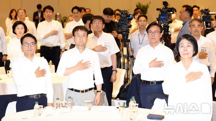 [인천=뉴시스] 고범준 기자 = 김민석 더불어민주당 대표, 한병도 원내대표 등 참석 의원들이 27일 인천 인스파이어 호텔에서 열린 2026년 더불어민주당 정기국회 대비 국회의원 워크숍에서 국민의례를 하고 있다. 2026.08.27. bjko@newsis.com