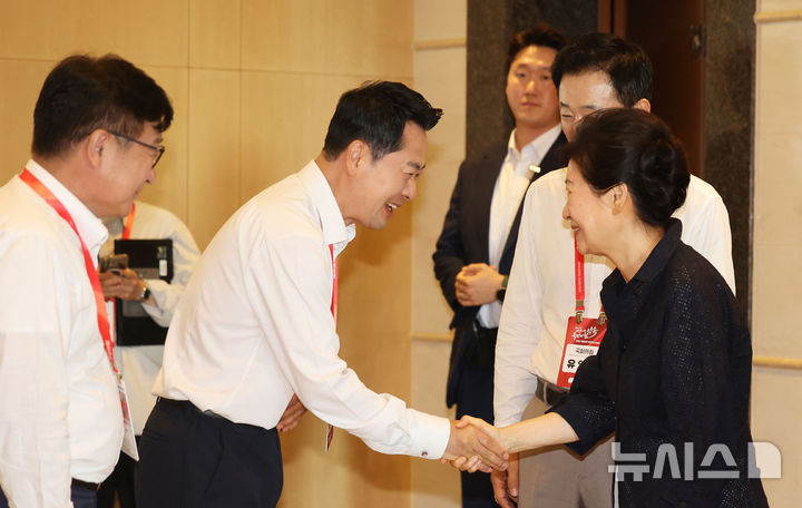 [서울=뉴시스] 최진석 기자 = 박근혜 전 대통령이 27일 경기 고양시 장항동 소노캄 고양에서 열린 2026 국민의힘 국회의원 연찬회장에 도착해 장동혁 국민의힘 대표와 악수하고 있다. (공동취재) 2026.08.27. photo@newsis.com