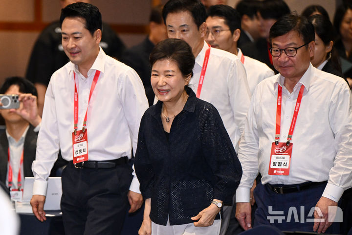[고양=뉴시스] 최진석 기자 = 박근혜 전 대통령이 27일 오후 경기 고양시 일산동구 소노캄 고양에서 열린 '2026 국민의힘 국회의원 연찬회'에서 장동혁 대표, 정점식 원내대표와 함께 입장하고 있다. (공동취재) 2026.08.27. myjs@newsis.com