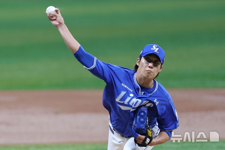 [서울=뉴시스] 권창회 기자 = 27일 서울 구로구 고척스카이돔에서 열린 2026 KBO리그 삼성 라이온즈와 키움 히어로즈의 경기, 1회말 삼성 선발 원태인이 역투하고 있다. 2026.08.27. kch0523@newsis.com