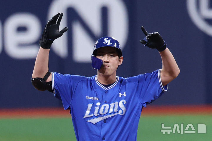 [서울=뉴시스] 권창회 기자 = 27일 서울 구로구 고척스카이돔에서 열린 2026 KBO리그 삼성 라이온즈와 키움 히어로즈의 경기, 1회 초 1사 1루 삼성 구자욱이 2루타를 친 뒤 기뻐하고 있다. 2026.08.27. kch0523@newsis.com