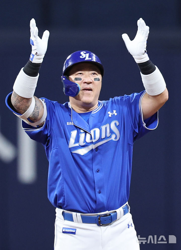 [서울=뉴시스] 권창회 기자 = 27일 서울 구로구 고척스카이돔에서 열린 2026 KBO리그 삼성 라이온즈와 키움 히어로즈의 경기, 3회 초 무사 1,3루 삼성 최형우가 2타점 적시타를 친 뒤 세리머니 하고 있다. 2026.08.27. kch0523@newsis.com