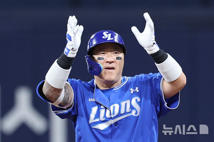 [서울=뉴시스] 권창회 기자 = 27일 서울 구로구 고척스카이돔에서 열린 2026 KBO리그 삼성 라이온즈와 키움 히어로즈의 경기, 3회 초 무사 1,3루 삼성 최형우가 2타점 적시타를 친 뒤 세리머니 하고 있다. 2026.08.27. kch0523@newsis.com