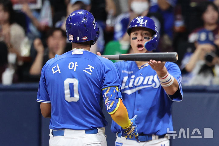 [서울=뉴시스] 권창회 기자 = 27일 서울 구로구 고척스카이돔에서 열린 2026 KBO리그 삼성 라이온즈와 키움 히어로즈의 경기, 6회 초 2사 만루 삼성 디아즈가 만루홈런을 친 뒤 홈인하며 강민호의 축하를 받고 있다. 2026.08.27. kch0523@newsis.com