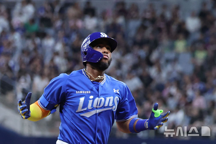 [서울=뉴시스] 권창회 기자 = 27일 서울 구로구 고척스카이돔에서 열린 2026 KBO리그 삼성 라이온즈와 키움 히어로즈의 경기, 6회 초 2사 만루 삼성 디아즈가 만루홈런을 친 뒤 그라운드를 돌고 있다. 2026.08.27. kch0523@newsis.com