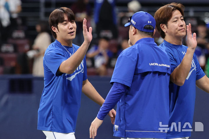 [서울=뉴시스] 권창회 기자 = 27일 서울 구로구 고척스카이돔에서 열린 2026 KBO리그 삼성 라이온즈와 키움 히어로즈의 경기, 15:2로 승리한 박진만 삼성 감독이 선수들과 하이파이브 하고 있다. 2026.08.27. kch0523@newsis.com