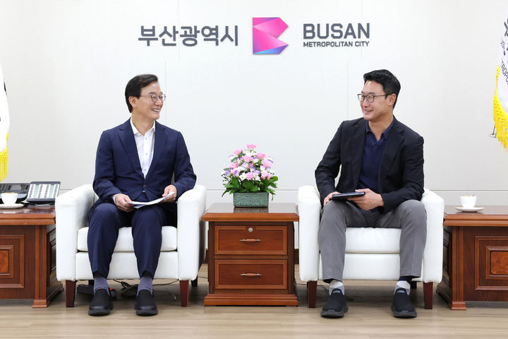 [부산=뉴시스] 부산시는 전재수 부산시장이 지난 27일 이형섭 낙동강유역환경청장을 접견하고, 낙동강 수변공간 활용과 주요 현안사업의 원활한 추진을 위한 협력방안을 논의했다고 28일 밝혔다. (사진=부산시 제공) 2026.08.28. photo@newsis.com *재판매 및 DB 금지