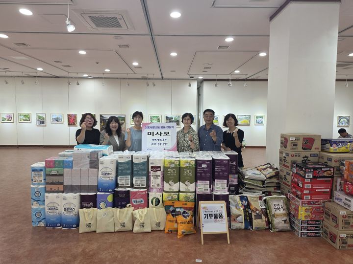 [보령=뉴시스] 이웃사랑 후원물품 전달식 기념촬영. (사진=보령시청 제공) 2026.08.28. photo@newsis.com *재판매 및 DB 금지