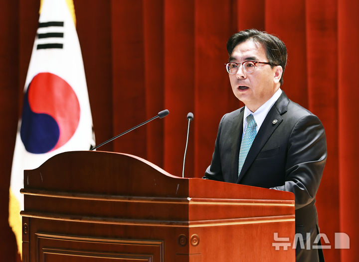 [세종=뉴시스]산업통상부는 24일 정부세종청사 12동 대강당에서 문신학 차관을 비롯한 산업부 전직원이 참석한 가운데 박정성 통상교섭본부장 취임식을 가졌다.(사진=산업부 제공)