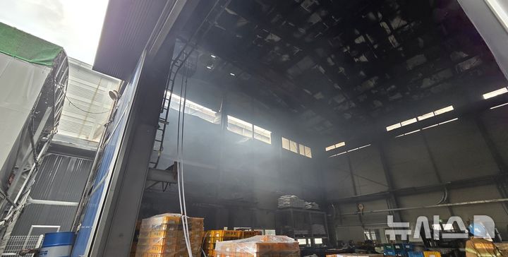 [경주=뉴시스] 경북 경주시 외동읍 석계리 자동차 부품공장 화재 현장. (사진=경북소방본부 제공) 2026.8.28. photo@newsis.com