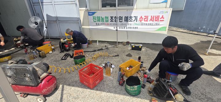 [창원=뉴시스]진해농협, 농업인 영농지원 위한 농기계 무상점검 수리봉사. (사진=경남농협 제공) 2026.08.28. photo@newsis.com *재판매 및 DB 금지