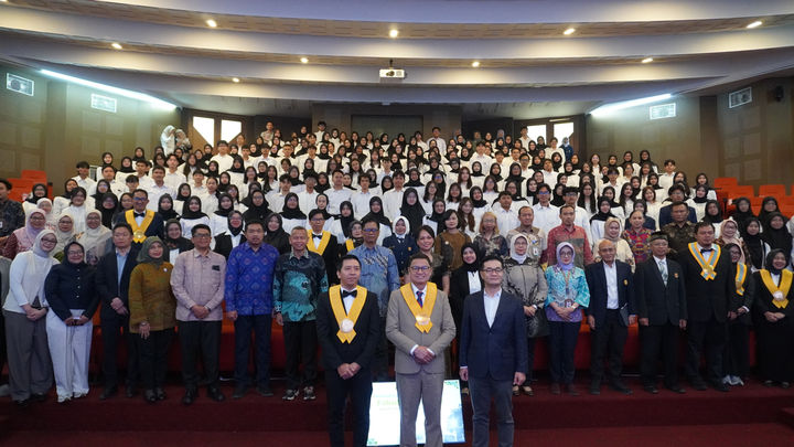 [서울=뉴시스] 13일 인도네시아 자바에 위치한 파자자란 대학교(UNPAD) 약학대학에서 진행된 화장품학 학사과정 개설 기념식 및 ABG 프로그램 출범식에 참여한 정민경 코스맥스인도네시아 법인장(맨 앞줄 오른쪽)과 타루나 이크라르(Taruna Ikrar) 인도네시아 식품의약품감독청(BPOM) 청장(맨 앞줄 가운데) 및 아울리야 압두로힘 수완티카(Auliya Abdurrohim Suwantika) UNPAD 약학대학 학장(맨 앞줄 왼쪽)이 기념 촬영을 하고 있다. (사진=코스맥스 제공) 2026.08.28. photo@newsis.com *재판매 및 DB 금지