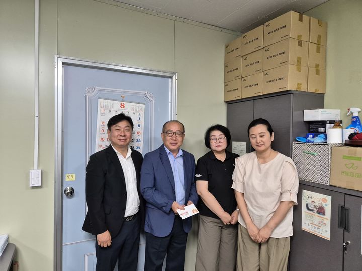 [창원=뉴시스] 새롬재가노인복지센터 방문. (사진=농어촌공사 함안지사 제공) 2026.08.28. photo@newsis.com *재판매 및 DB 금지