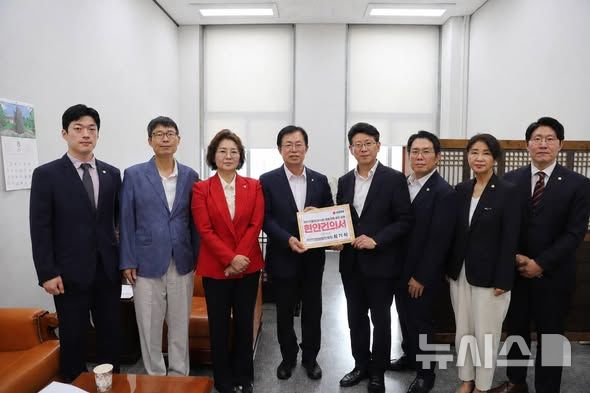 [과천=뉴시스] 최기식 국민의힘 의왕·과천 당협위원장을 비롯한 시·도의원들이 이만희 국회 보건복지위원장을 찾아 병상 승인을 요청한 뒤 기념 촬영을 하고 있다. (사진=페이스북 캡처) 2026.08.28. photo@newsis.com