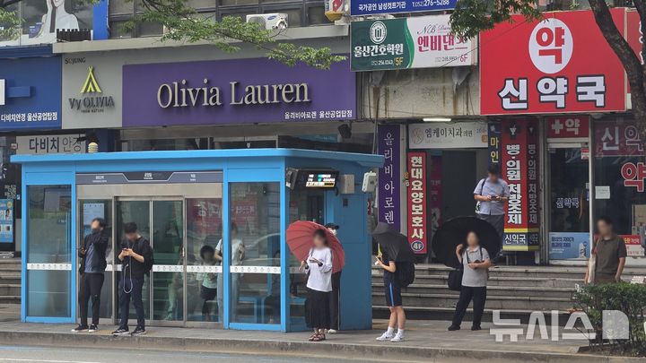 [울산=뉴시스] 박수지 기자 = 울산 시내버스 노조가 임금협상 타결로 파업을 철회한 가운데 28일 오전 울산 남구 공업탑 버스정류장에 시민들이 버스를 기다리고 있다. 2026.08.28. photo@newsis.com