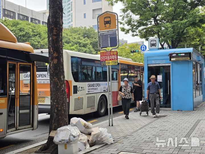 [울산=뉴시스] 박수지 기자 = 울산 시내버스 노조가 임금협상 타결로 파업을 철회한 가운데 28일 오전 울산 남구 공업탑 버스정류장에 버스가 들어오고 있다. 2026.08.28. photo@newsis.com