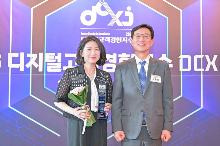 [서울=뉴시스] 지난 27일 서울 중구 서울신라호텔에서 진행된 '디지털고객경험지수' 인증 수여식에서 이보나 삼성전자 상무(왼쪽)와 문동민 한국표준협회 회장(오른쪽)이 기념 촬영을 하고 있다. (사진=삼성전자 제공) 2026.08.28. photo@newsis.com *재판매 및 DB 금지