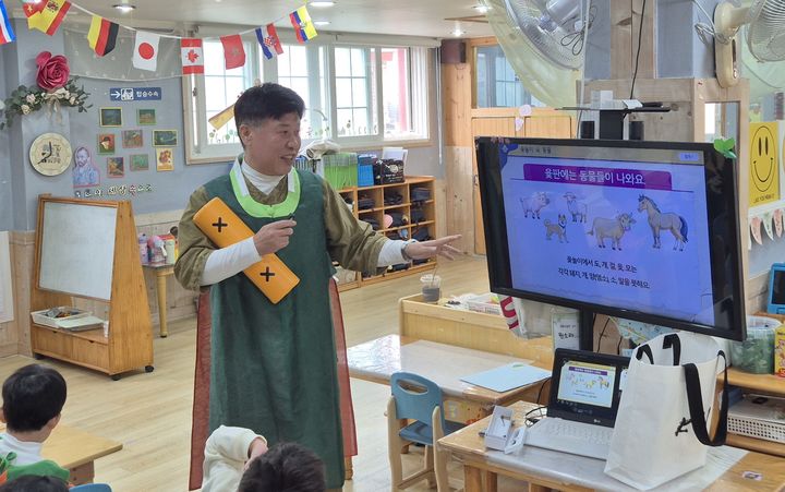 [안동=뉴시스] '전통나눔 할아버지'가 윷놀이를 설명하고 있다. (사진=한국국학진흥원 제공) 2026.08.28. photo@newsis.com *재판매 및 DB 금지