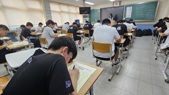 [청주=뉴시스] 충북도교육청 대학수학능력시험(수능) 모의 평가 치르는 청석고등학교 학생들. (사진=충북교육청 제공) 2026.08.28. photo@newsis.com *재판매 및 DB 금지